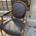 fauteuil medaillon finition passepoil