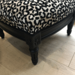 repose pied louis XVI leopard noir
